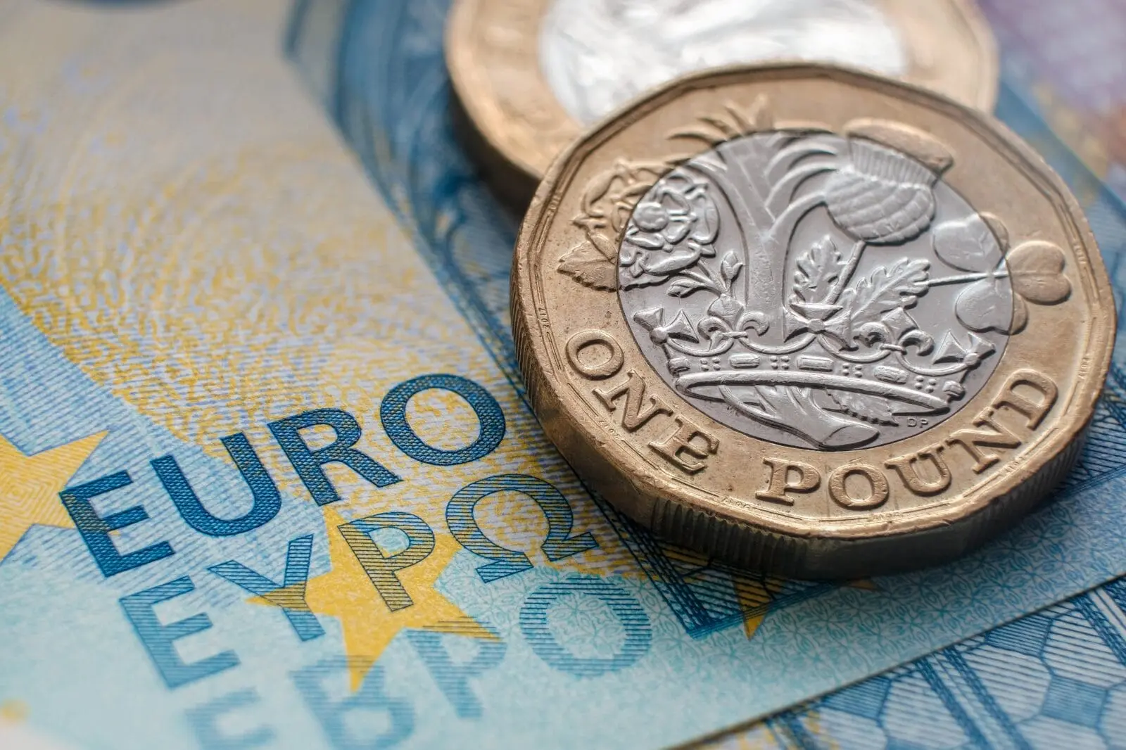 Ευρώ: Σε χαμηλό 16 μηνών έναντι της στερλίνας λόγω των δημοσιονομικών κινδύνων στη Γαλλία