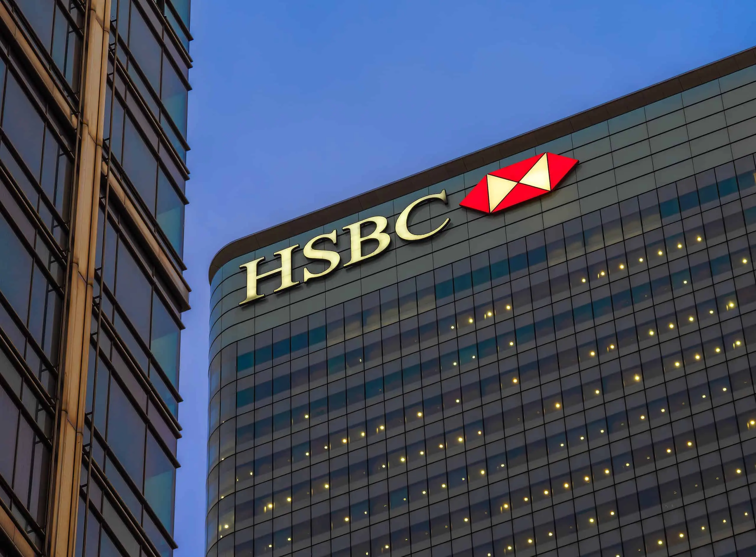 HSBC: Πώς η τεχνητή νοημοσύνη μεταμορφώνει τις τράπεζες χωρίς να καταργεί τον άνθρωπο