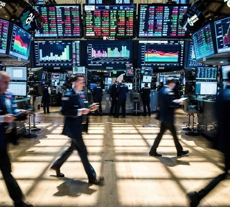 Wall Street: Διορθώνει από τα ιστορικά υψηλά – Πετρέλαιο και ομόλογα επιστρέφουν στο προσκήνιο