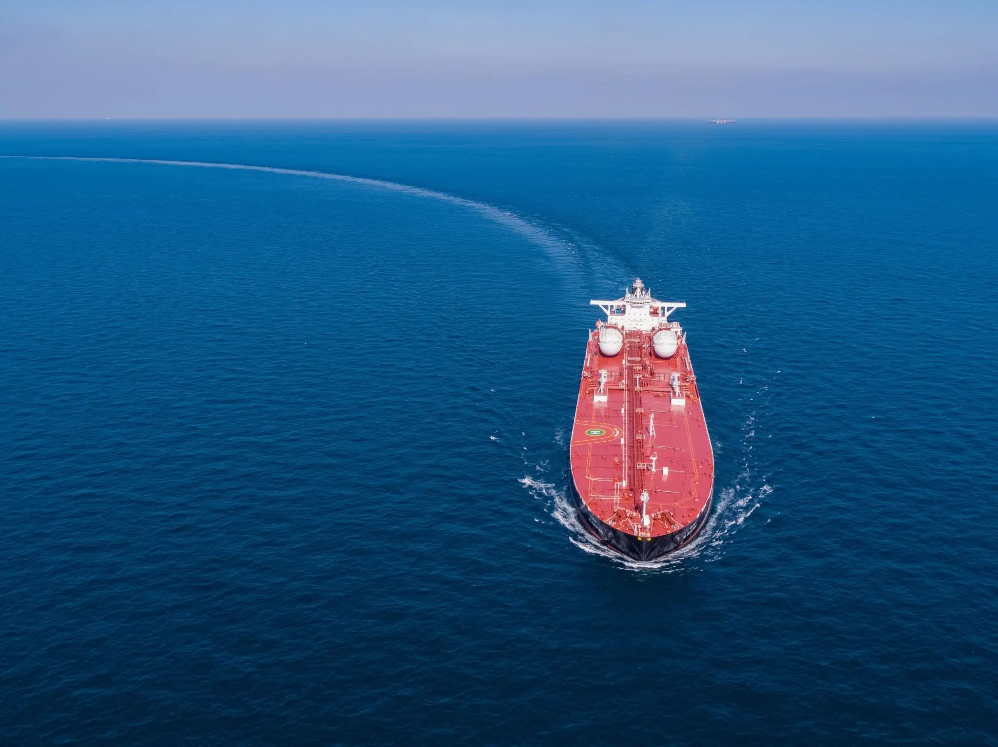 Στενά του Ορμούζ: Η Adnoc μεταφέρει LNG με «αόρατα» τάνκερ εν μέσω πολέμου