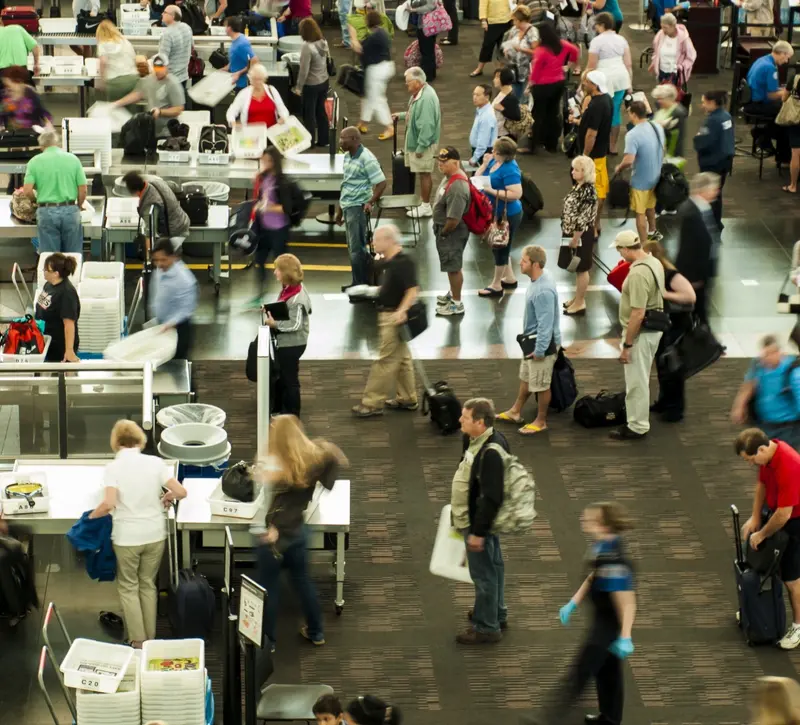 Υπερτουρισμός: Γιατί η Ευρώπη ασφυκτιά και ποιος πρέπει να πληρώσει το κόστος