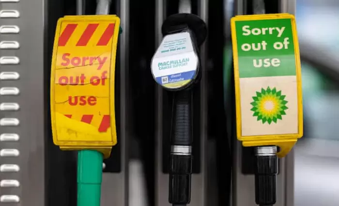 Κλείνουν πρατήρια στη Βρετανία γιατί μένουν από καύσιμα