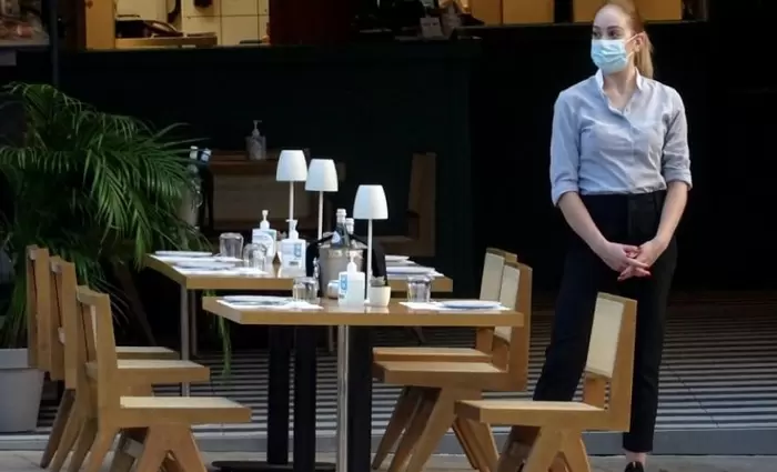 Στο έλεος του «ιού» οι εστιάτορες - Λουκέτα και απολύσεις στο «μενού»