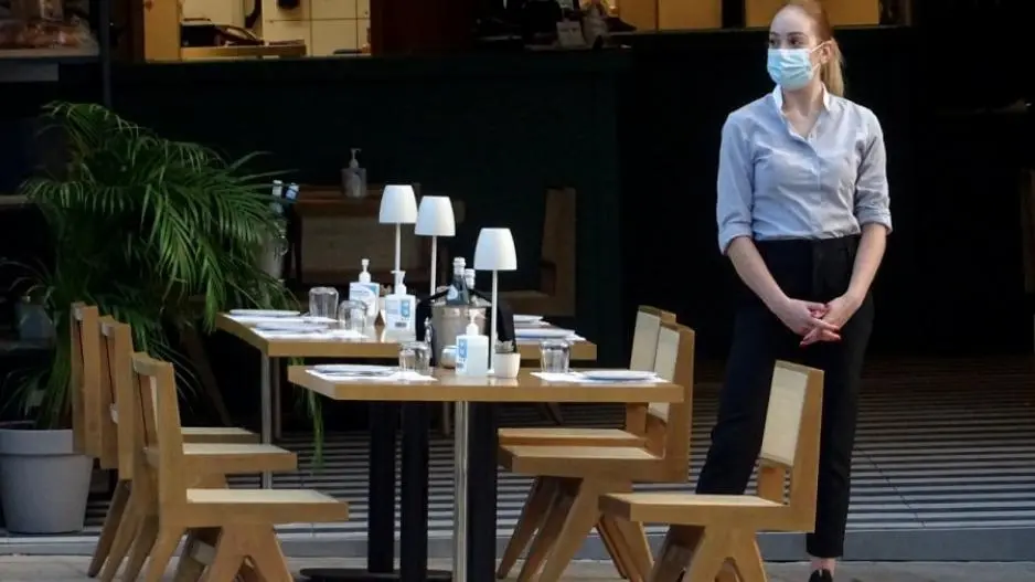 Στο έλεος του «ιού» οι εστιάτορες - Λουκέτα και απολύσεις στο «μενού»