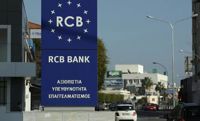 Financial Times: Η RCB Bank κλείνει την λιανική της δραστηριότητα λόγω του Ουκρανικού