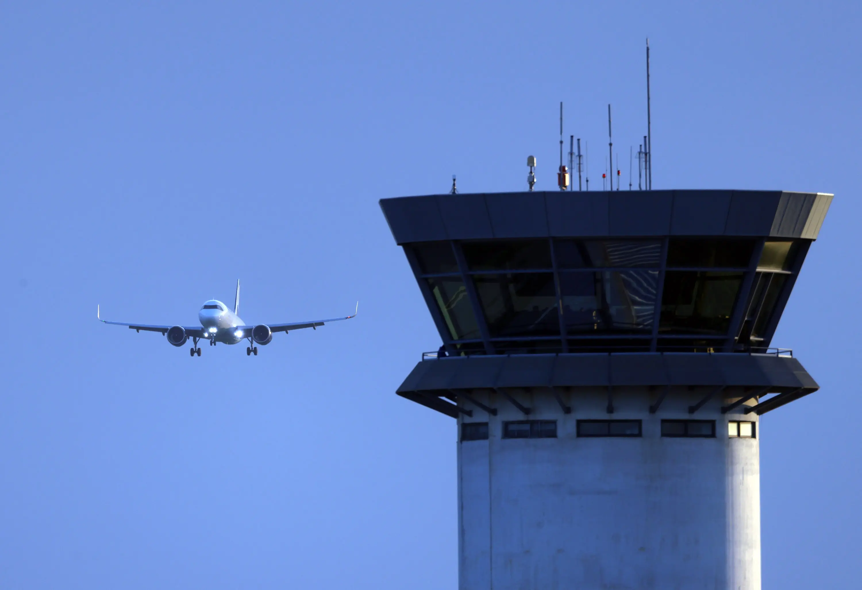 Η διψήφια πτώση στα αεροδρόμια, τα κίνητρα και το «σαφάρι» Κουμή στο εξωτερικό