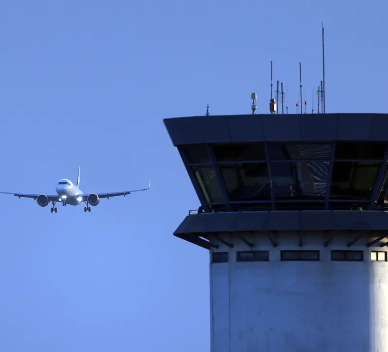 Η διψήφια πτώση στα αεροδρόμια, τα κίνητρα και το «σαφάρι» Κουμή στο εξωτερικό