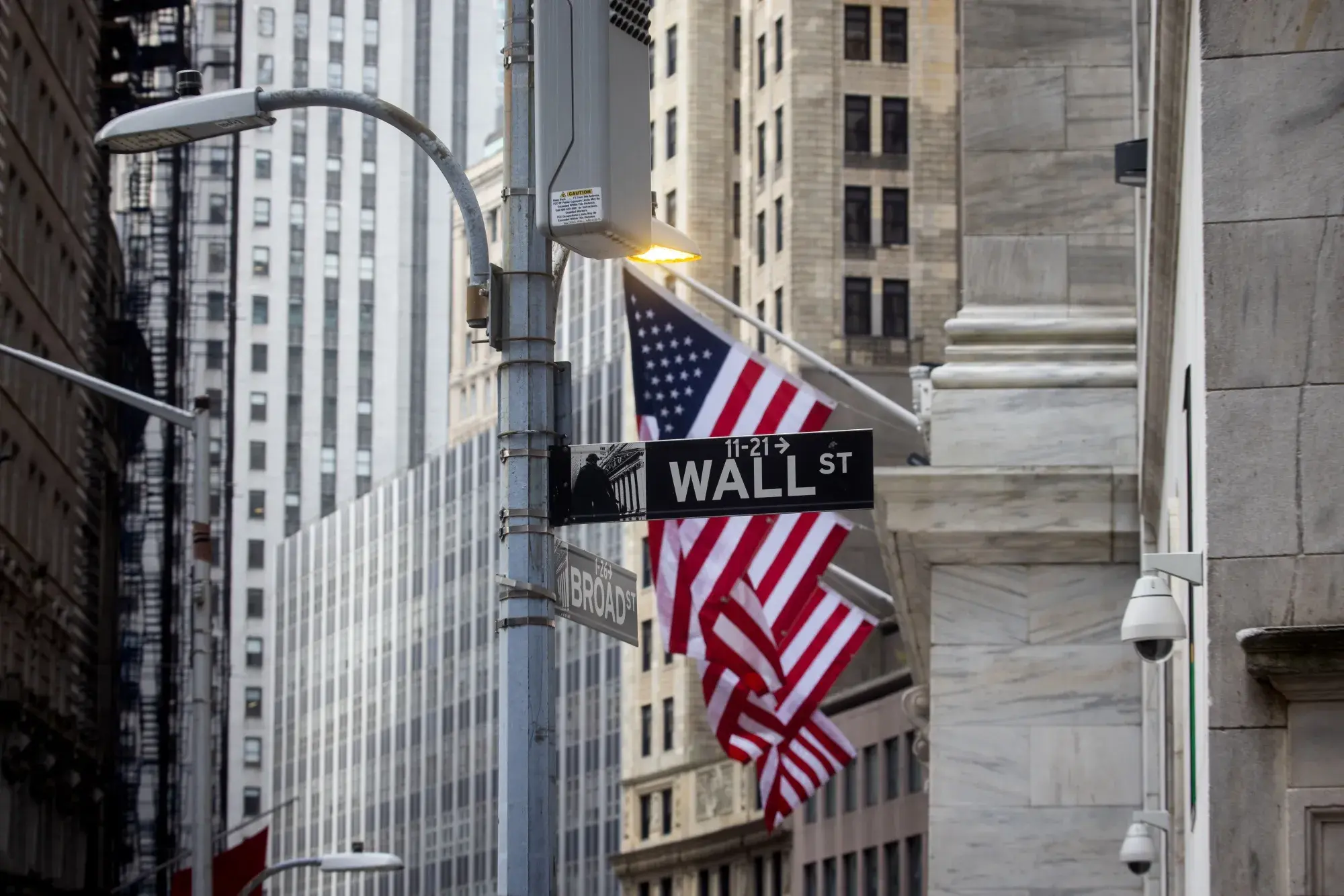 Wall Street: Οι δηλώσεις Τραμπ βυθίζουν το επενδυτικό κλίμα – Πτώση άνω των 400 μονάδων για τον Dow