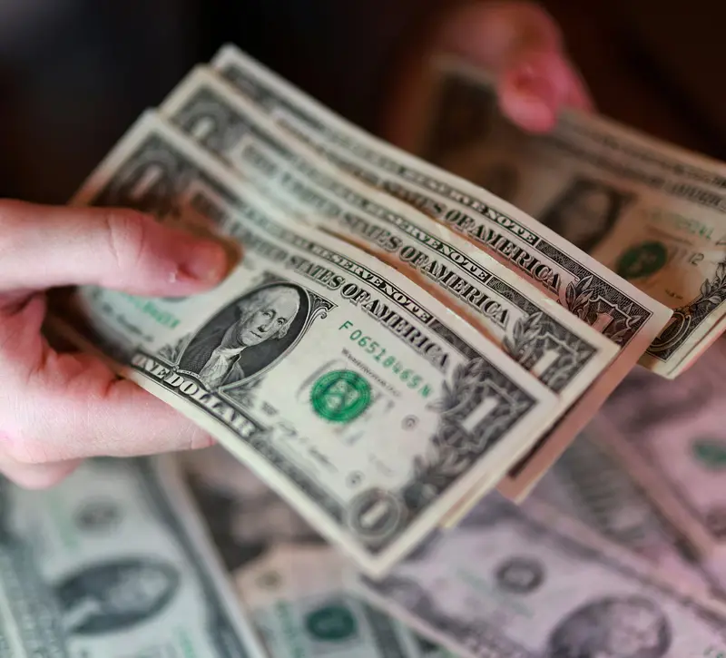 Δολάριο: Βουτιά μετά την εκεχειρία ΗΠΑ–Ιράν και στροφή στα risk assets