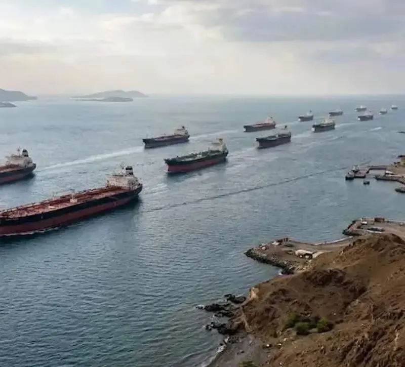 Στενά του Ορμούζ: Πάνω από 800 πλοία περιμένουν τη μεγάλη έξοδο – Συγκρατημένη αισιοδοξία από τους πλοιοκτήτες