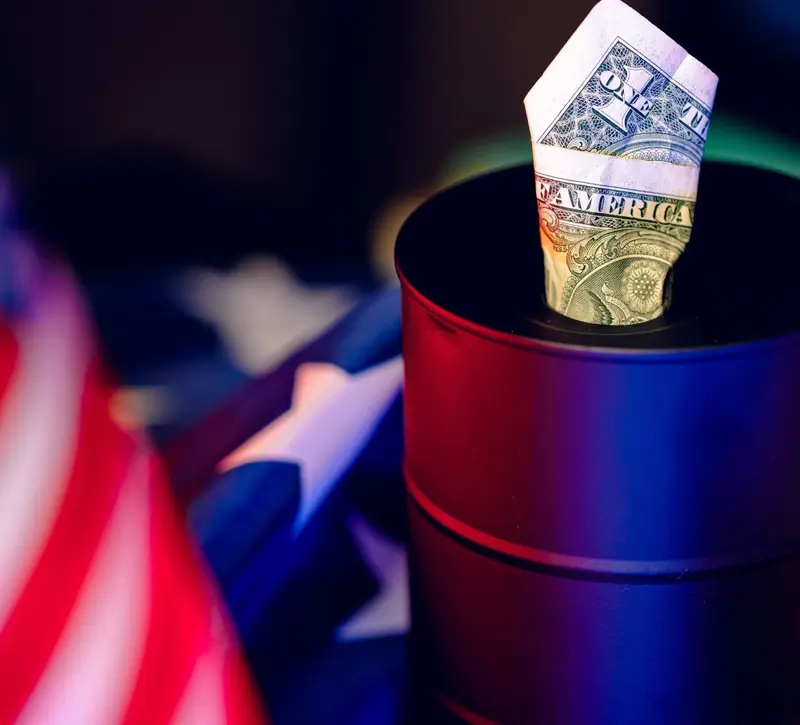 Βουτιά στο πετρέλαιο κάτω από τα 100 δολ. και ράλι στις μετοχές μετά το σχέδιο εκεχειρίας ΗΠΑ–Ιράν