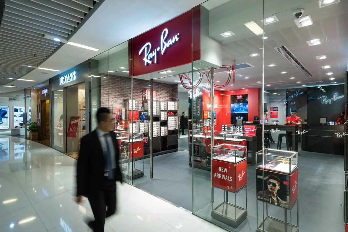 Πρόσω ολοταχώς για συγχώνευση η Ray-Ban