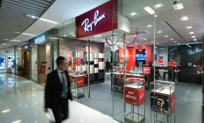 Πρόσω ολοταχώς για συγχώνευση η Ray-Ban