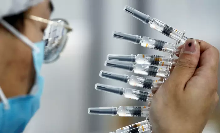 FT: Το εμβόλιο αποτελεί σημείο καμπής για τις αγορές