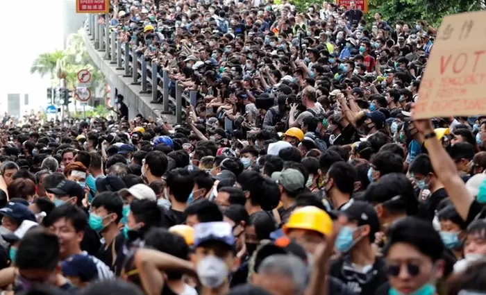 Χονγκ Κονγκ: Το Πεκίνο σχεδιάζει να αντικαταστήσει την επικεφαλής της κυβέρνησης