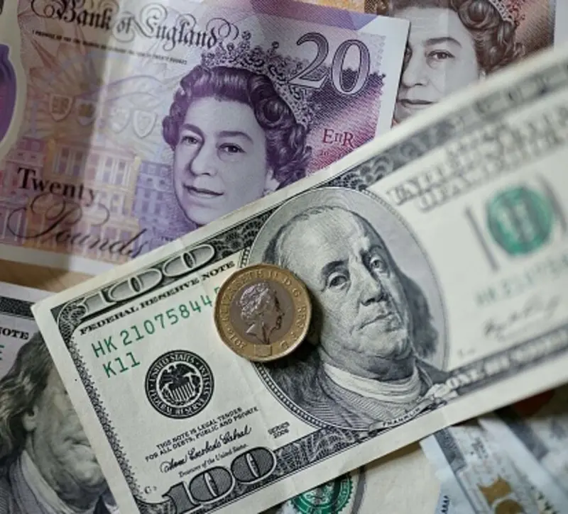 Βρετανία: Υπό πίεση η λίρα – Οι επενδυτές στρέφονται στο δολάριο λόγω ενεργειακού σοκ