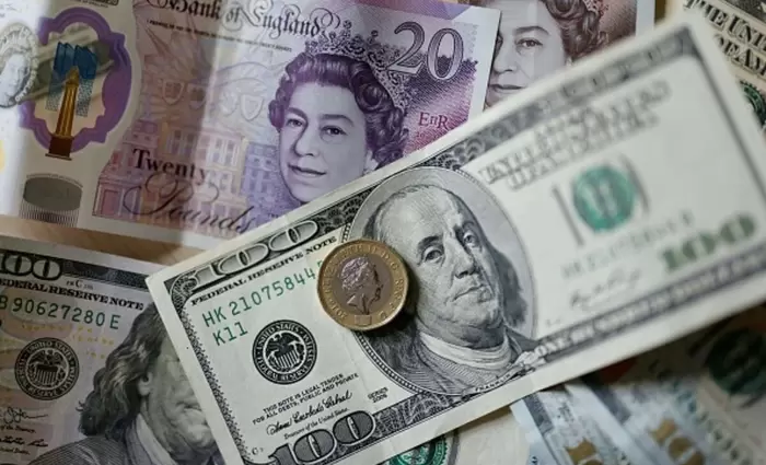 Βρετανία: Υπό πίεση η λίρα – Οι επενδυτές στρέφονται στο δολάριο λόγω ενεργειακού σοκ