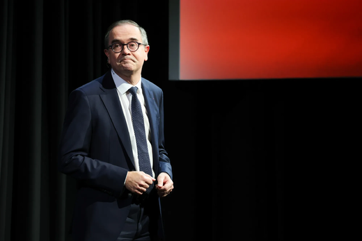 Renault: Η μετοχή υποχωρεί και ο νέος CEO υπόσχεται δραστική μείωση δαπανών με κινεζικό μοντέλο