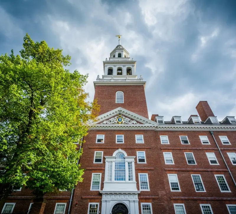 ΗΠΑ: Στο στόχαστρο του Τραμπ Harvard, το Stanford και MIT για τις βίζες ξένων φοιτητών και ερευνητών