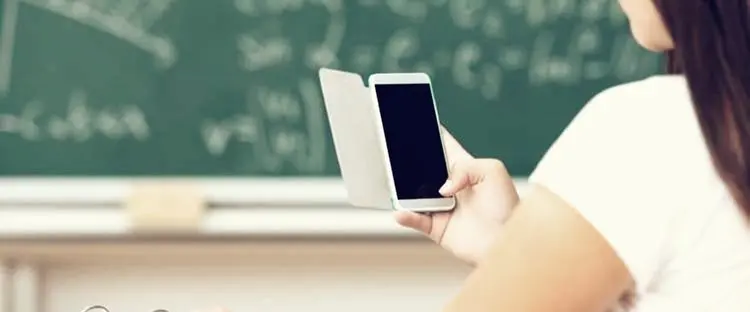 Κινητά στα σχολεία: Τι προβλέπεται για τις ποινές