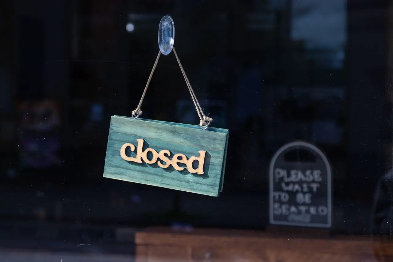 Στο βάθος φαίνεται στοχευμένη παράταση της αναστολής δόσεων