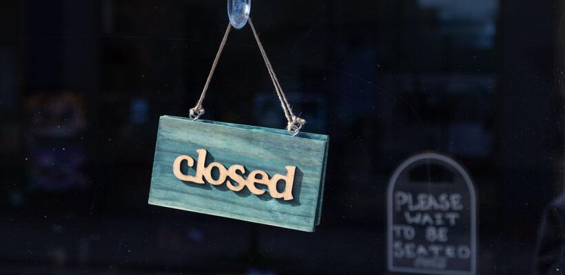 Στο βάθος φαίνεται στοχευμένη παράταση της αναστολής δόσεων