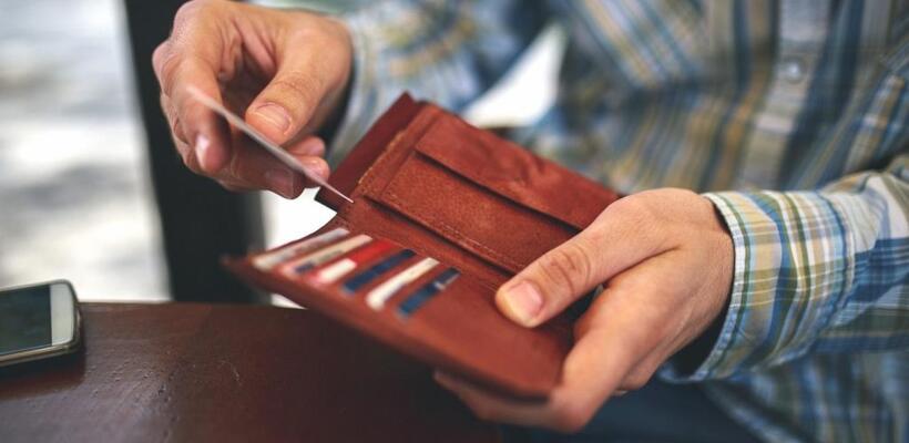 Αυτές οι 5 συνήθειες μας κοστίζουν χρήματα χωρίς να το καταλαβαίνουμε