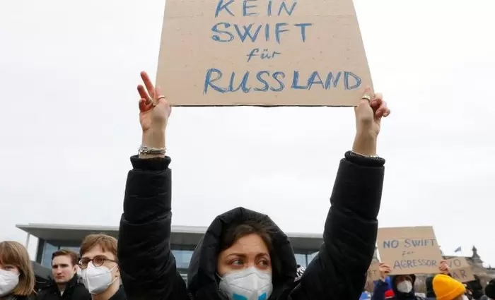 Πυροδοτεί το SWIFT η Ευρώπη