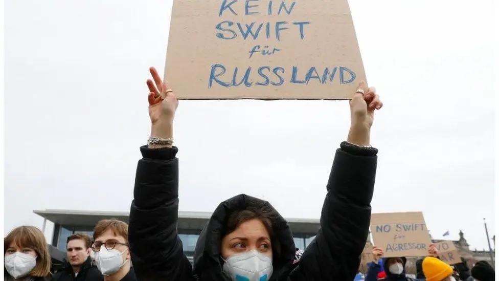 Πυροδοτεί το SWIFT η Ευρώπη