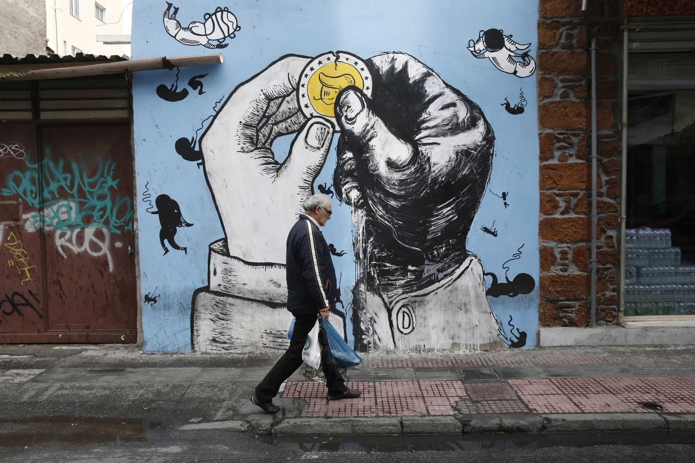 Eurostat: Κίνδυνος αύξησης της φτώχειας