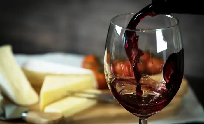 Ο κόσμος παράγει περισσότερο αλλά πίνει λιγότερο κρασί