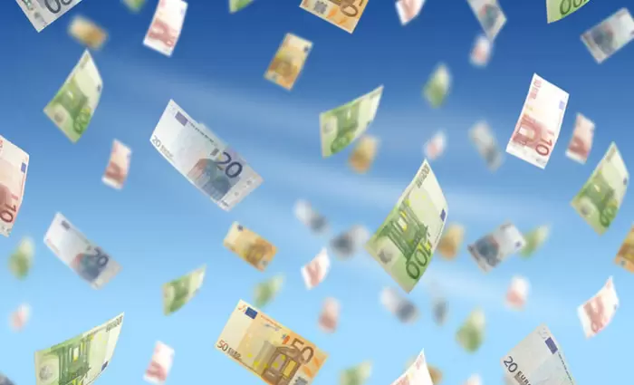 FT: Πόσο απειλεί τις αγορές το πολύ...τζάμπα χρήμα;