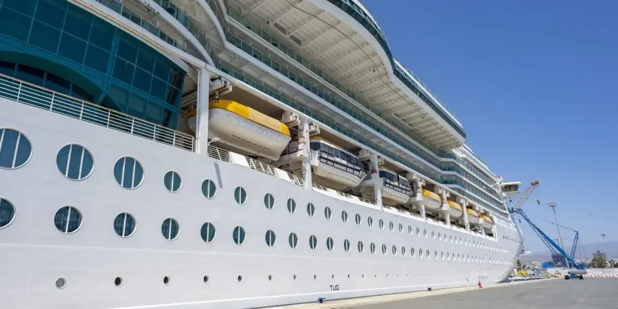 Υποδοχή κρουαζιερόπλοιου με χορούς και τραγούδια