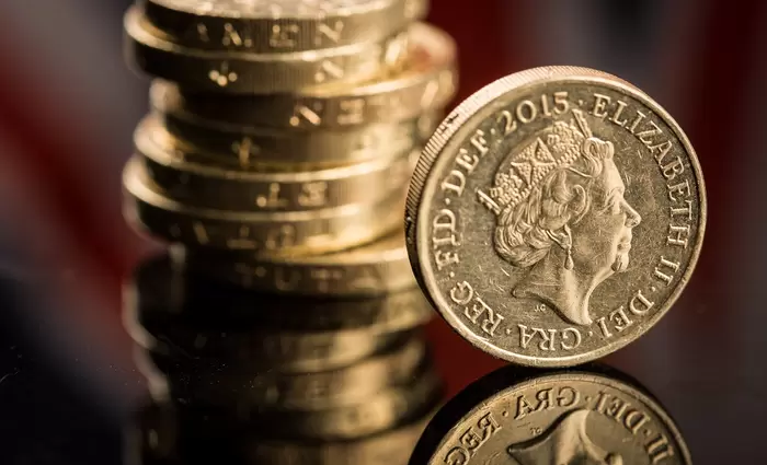 Χαμηλές πτήσεις για την στερλίνα