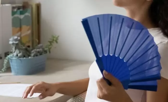 Με βεντάλιες οι Ισπανοί εργαζόμενοι στο Δημόσιο