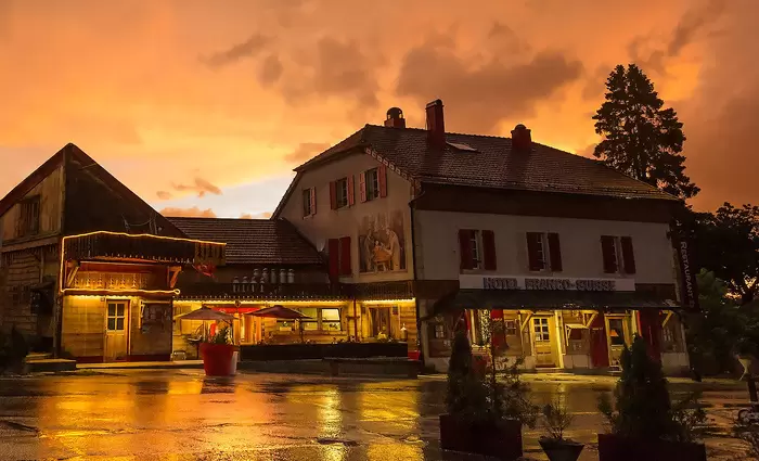 Μια συνθήκη από τον 19ο αιώνα κρατά ένα ξενοδοχείο ανάμεσα σε δύο χώρες