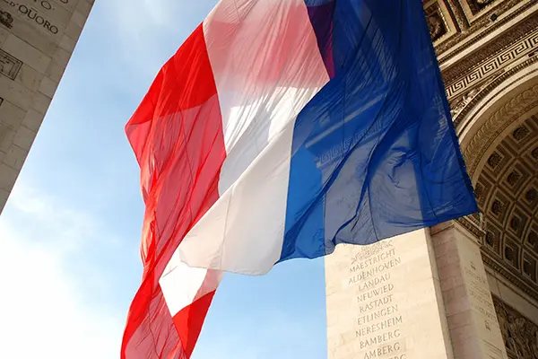 Le Monde: Η Γαλλία δανείζεται ακριβότερα από την Ελλάδα