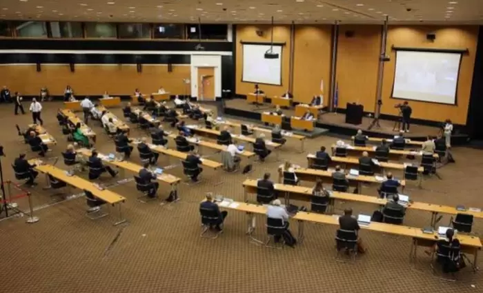 Συνεδριάζει εκτάκτως η Βουλή για έξι αναπομπές