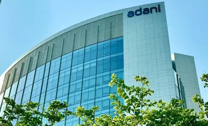 Ιστορικό τρίμηνο για την Adani Enterprises με ώθηση από αποεπένδυση 56 δισ. ρουπιών
