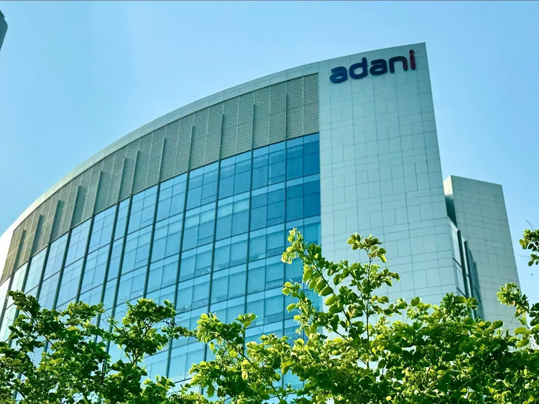 Ιστορικό τρίμηνο για την Adani Enterprises με ώθηση από αποεπένδυση 56 δισ. ρουπιών