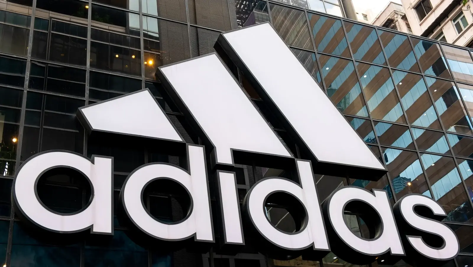 Η Adidas «σκοντάφτει» στις ισοτιμίες – Πτώση στις πωλήσεις αλλά αύξηση πρόβλεψης για τα κέρδη