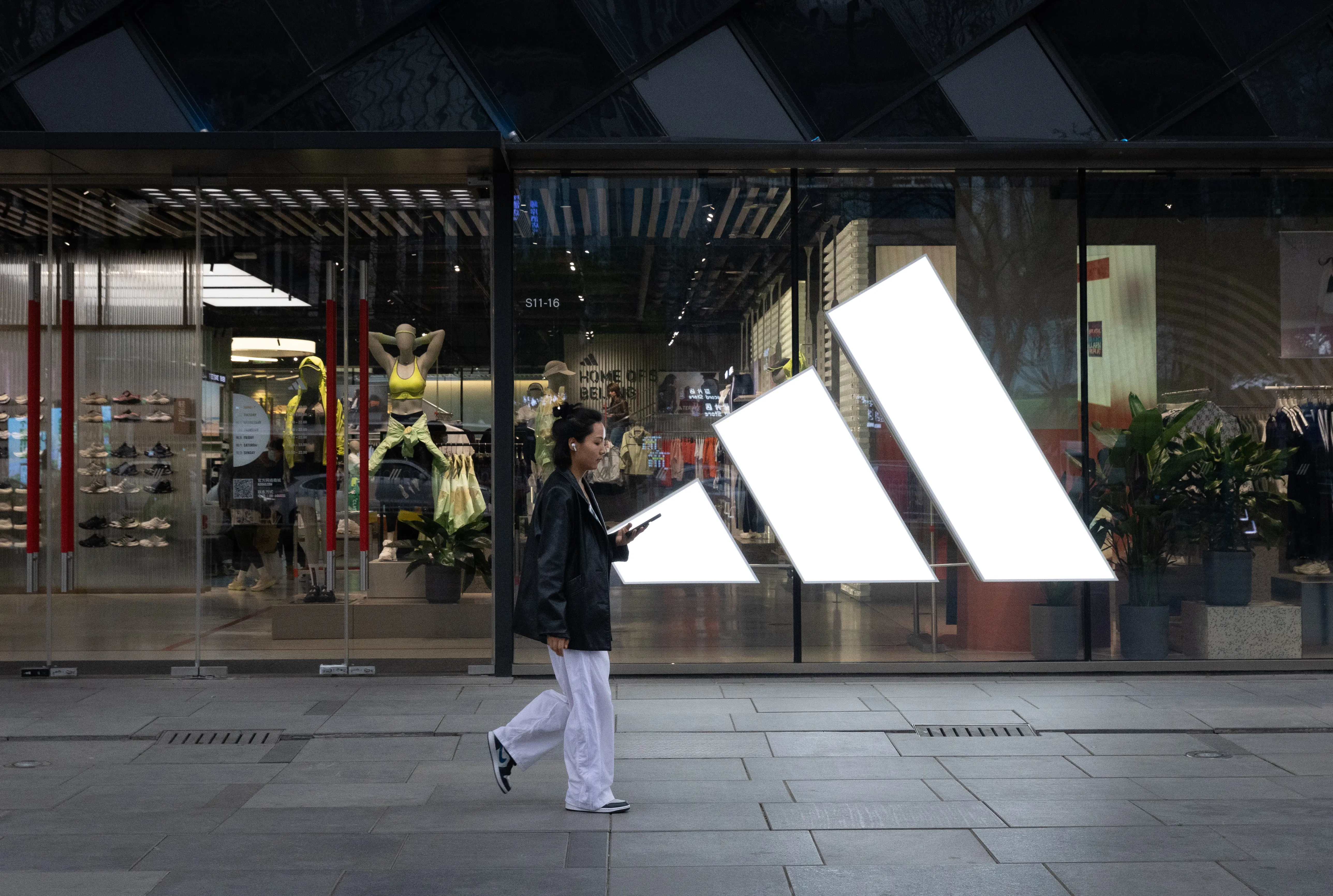 Η Adidas προειδοποιεί για αυξήσεις τιμών σε όλα τα προϊόντα στις ΗΠΑ