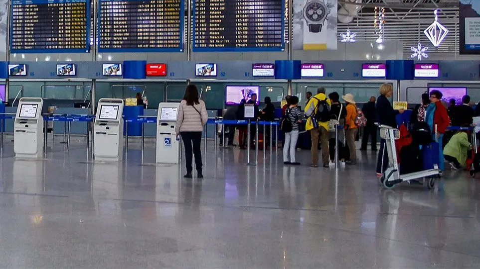 «Σύννεφα» ξαναφέρνουν στα ευρωπαϊκά αεροδρόμια οι ταξιδιωτικοί περιορισμοί