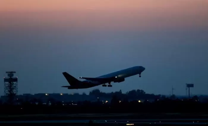 Χειροπέδες σε επιβάτη αεροπλάνου