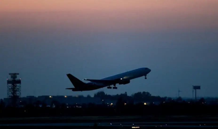 Χειροπέδες σε επιβάτη αεροπλάνου