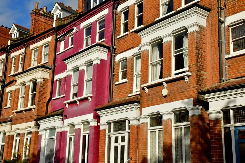 Πλημμύρες στο Λονδίνο: Πώς πέφτουν οι αξίες ακινήτων στις ακριβές συνοικίες