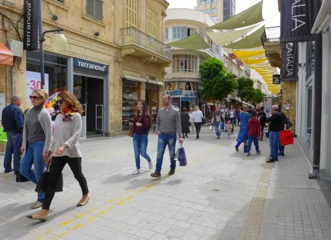 Βελτίωση στο οικονομικό κλίμα - Παραμένουν χαμηλές οι προσδοκίες των καταναλωτών