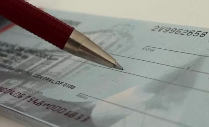 Στο μισό μειώθηκε η αξία των ακάλυπτων επιταγών το 2024 σε σχέση με πέρσι