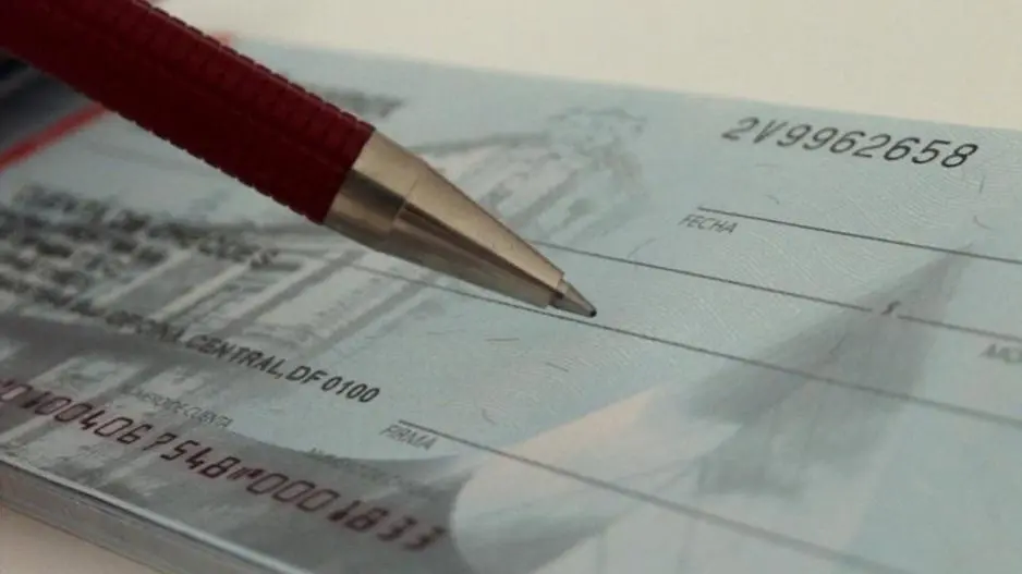 Στο μισό μειώθηκε η αξία των ακάλυπτων επιταγών το 2024 σε σχέση με πέρσι