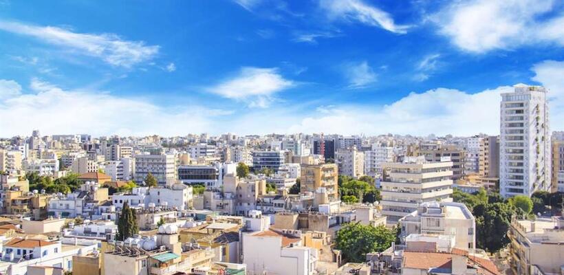 Εξετάζεται νομοσχέδιο που θα περιορίζει τις ξένες επενδύσεις σε ακίνητα